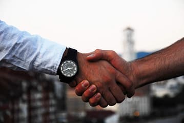 handshake-1513228_1920 serrage de main